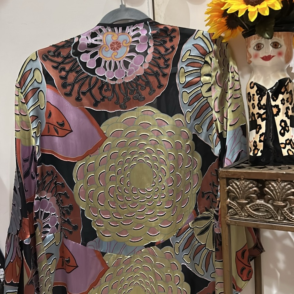 Beautiful artsy silk kimono.Will dress up sny outfit lightweightgreat traveling. - Picture 9 of 16